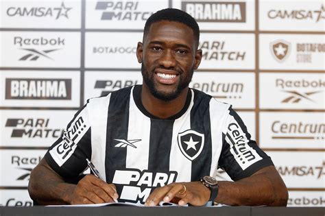 anime bastos|Bastos, zagueiro do Botafogo, é convocado pela seleção angolana.